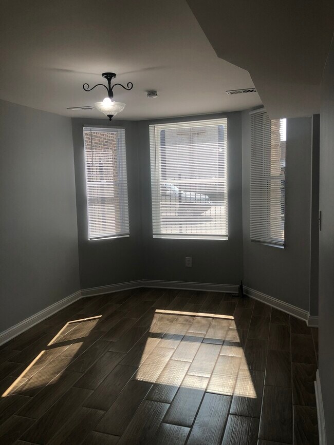 Foto del edificio - 3011 N Kedzie Ave