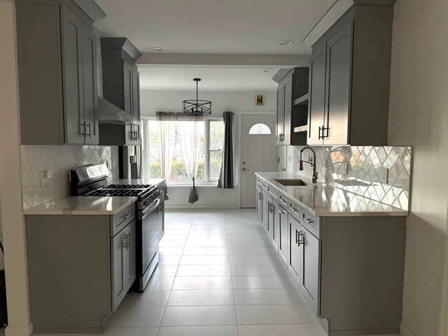 Building Photo - 143 W 2nd St