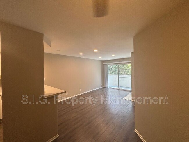 Foto del edificio - 4500 Laurel Canyon Blvd