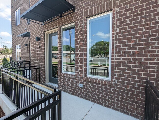 Building Photo - Modern Condo in the heart of East Nashvill...