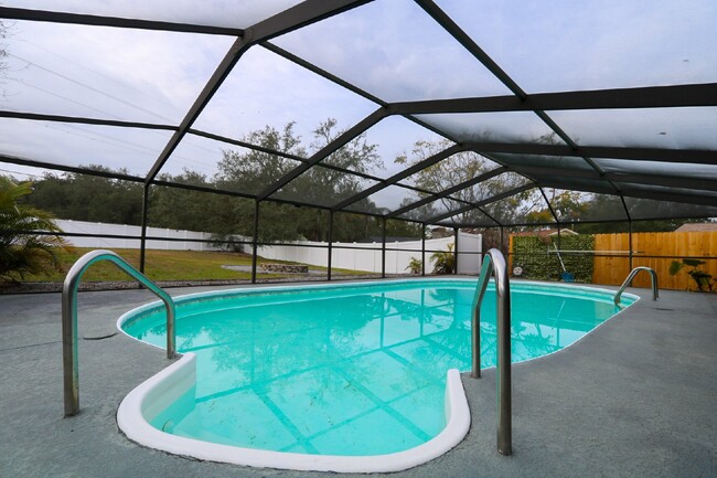 Building Photo - Spacious 2-Bed, 2-bath, 2 car garage pool ...