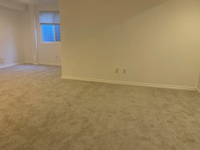 Foto del edificio - 5121 Stillwater Creek Dr