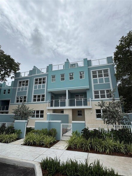 Building Photo - 824 SE 12th Ct