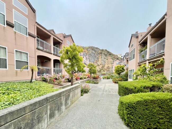 Photo - 2BD/2BA Spacious Crocker Amazon Condo, Gat...