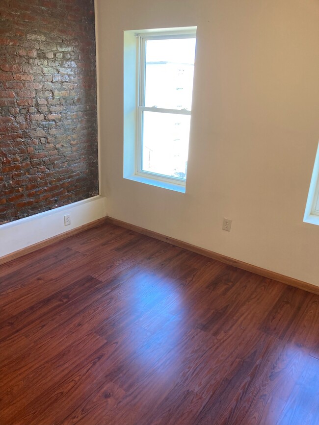 Building Photo - 97 Ten Broeck St