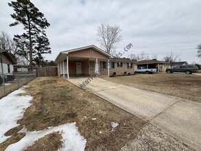 Building Photo - 1212 Eastview Dr