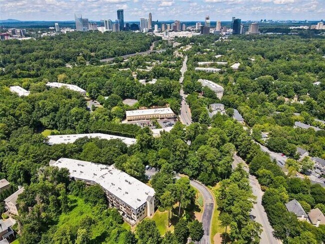 Foto del edificio - 2 bedroom condo in Atlanta in gated community