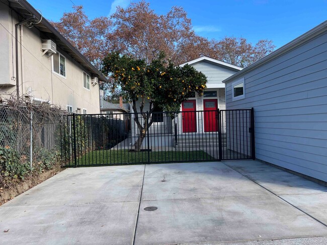 Building Photo - Beautiful Downtown 1 Bedroom