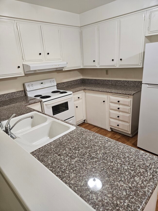 Kitchen - 12004 Kling St