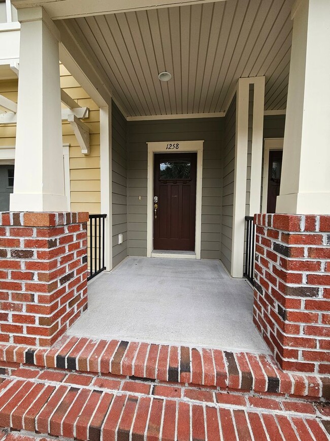 Building Photo - Superb Mt. Pleasant Townhome