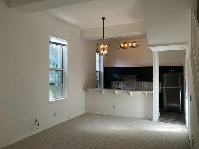 Building Photo - 516 Martha St