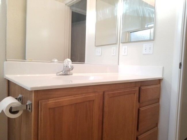 Building Photo - Ready now !!!! COZY ONE STORY THREE BEDROO...
