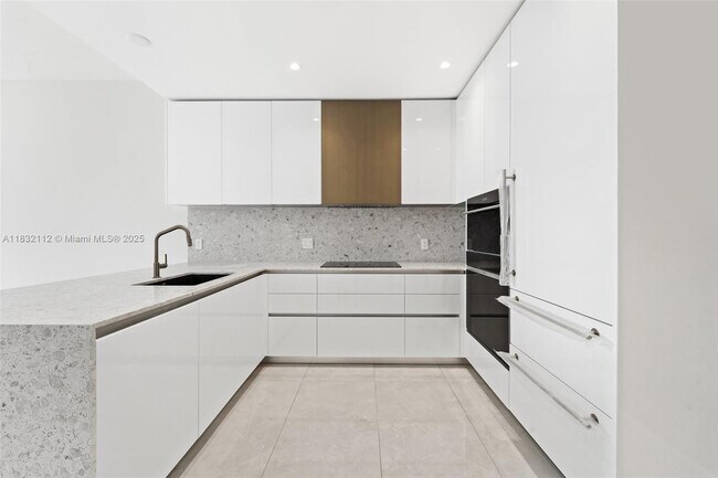 Foto del edificio - 2678 Tigertail Ave
