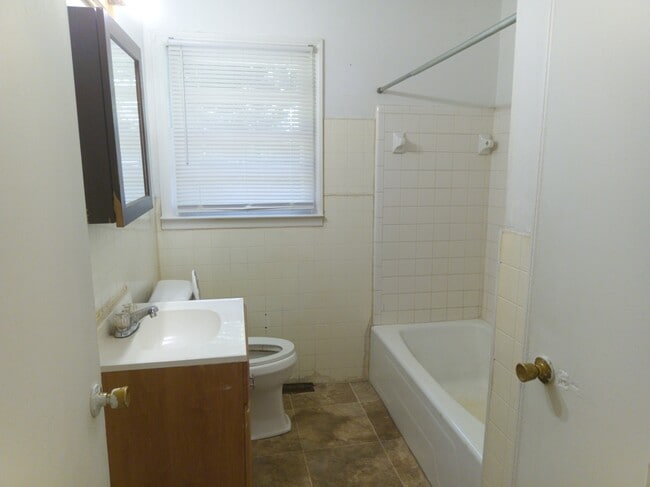 Building Photo - 2540 Alandale Dr