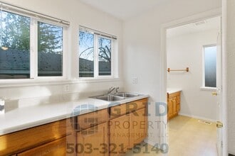 Building Photo - 5023 SE 62nd Ave