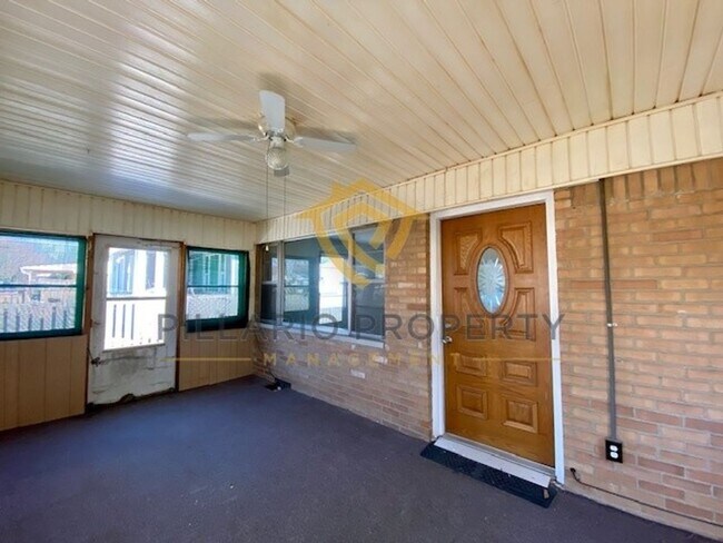 Foto del edificio - Close to UIndy, Carson Heights, 4 Bedroom/2 Bathroom Ranch Home with Workshop Available NOW!