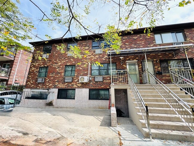 Foto del edificio - 61-45 Parsons Blvd