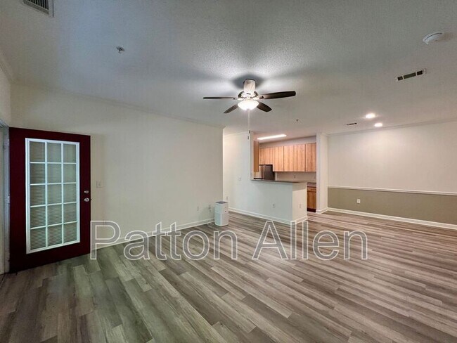 Foto del edificio - 2000 Olde Eastwood Village Blvd