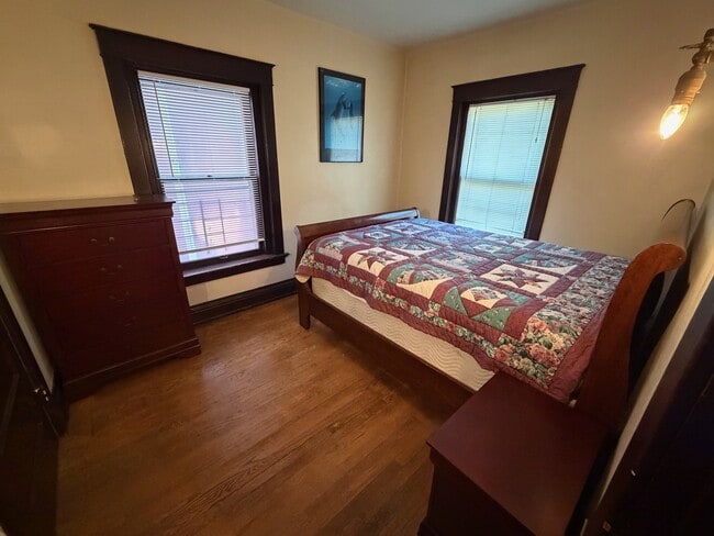 Queen Bed - 3621 Wyandotte St