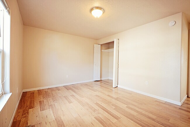 Foto del edificio - Four bedroom home available soon in NW Minot.