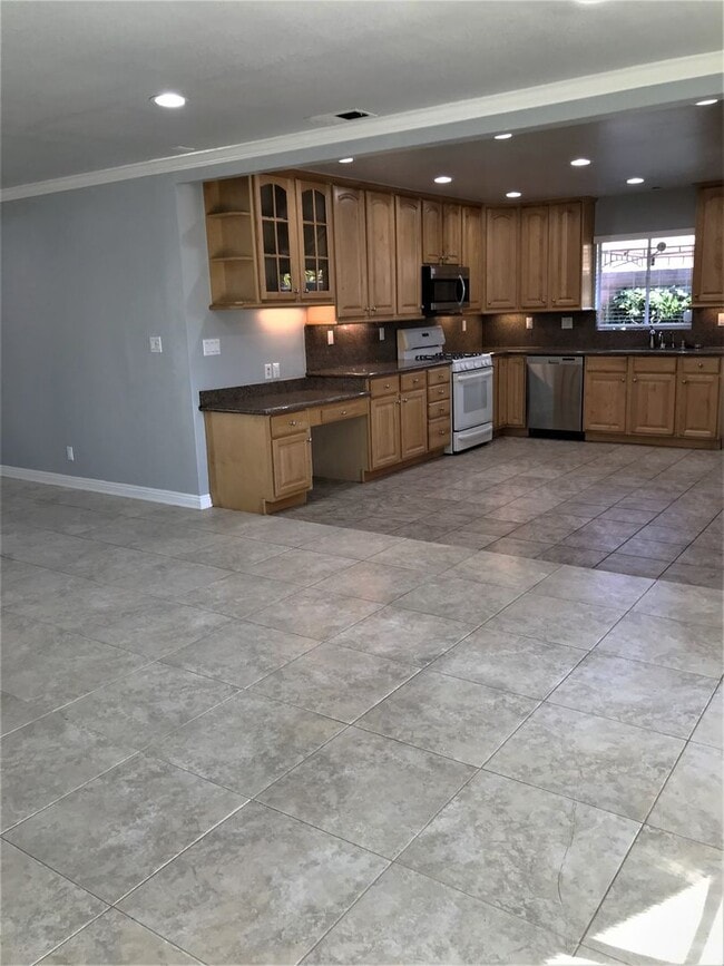 Building Photo - Comming SOON !! Beautiful 3 Bed 2 Bath Hom...