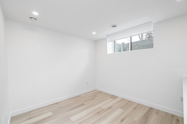 Photo du bâtiment - 8664-8677 77 St NW