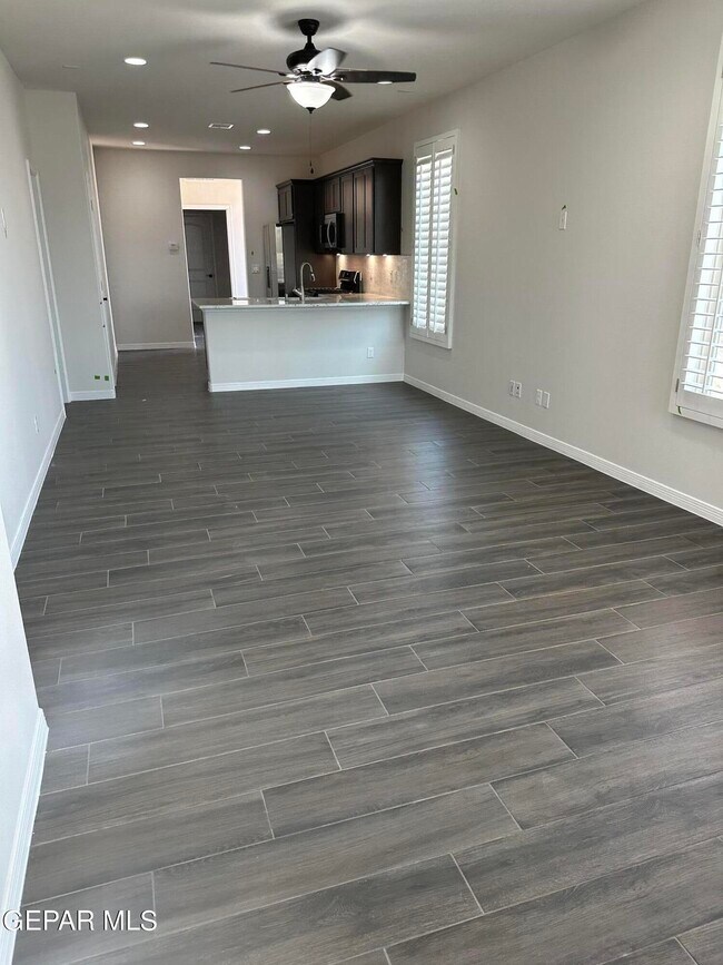 Foto del edificio - 14735 Pebble Hills Blvd