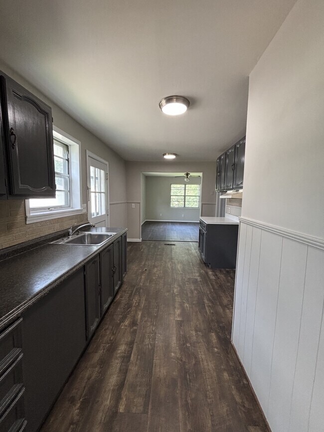 Building Photo - 3049 Highland Dr