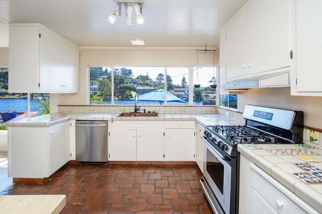 Building Photo - Coveted Belvedere Lagoon 2+bed/2baths plus...