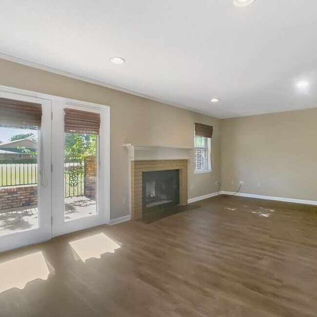 Foto del edificio - Cozy 3 Bed 2 Bath Available Fall 2025!