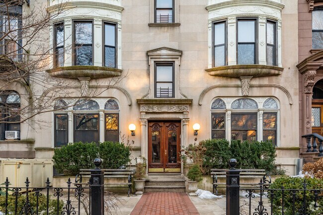 Building Photo - 392 3rd St