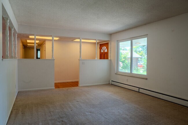 Building Photo - Spacious 6 bedroom home with 3 non conform...