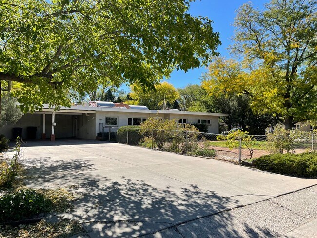 Foto del edificio - Spacious 3 bd, 1 3/4 bath North Valley