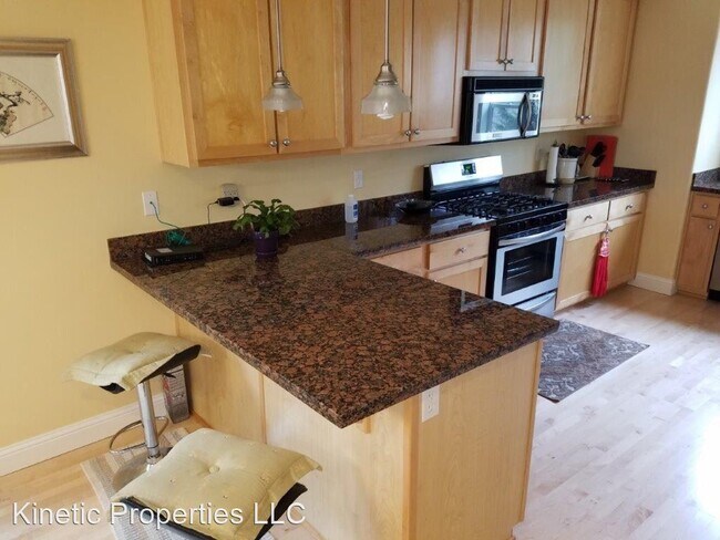 Building Photo - 2 br, 2.5 bath House - 4816 SW View Point ...