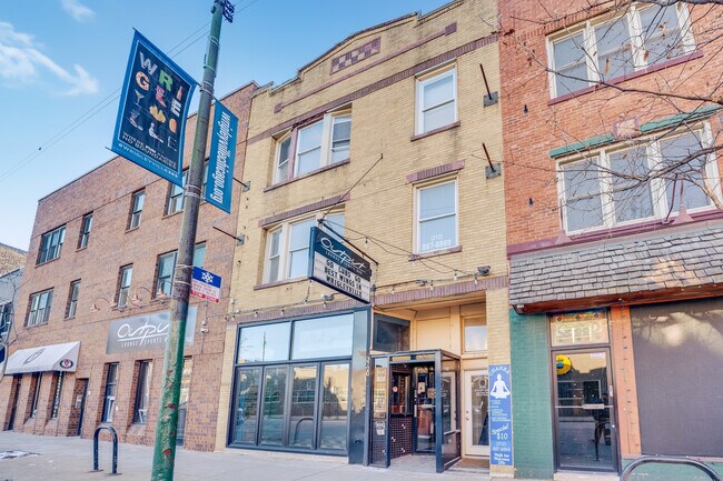 Building Photo - 3722 N Clark St