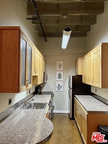 Foto del edificio - 312 W 5th St