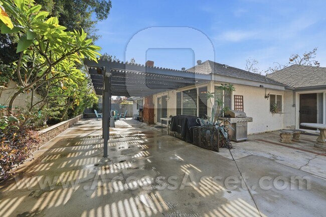 Building Photo - Charming Single-Story 3 Bed/2 Bath Home With Remodeled Baths & Private Backyard in Riverside!