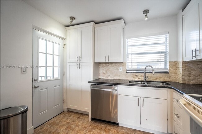 Foto del edificio - 7850 Byron Ave