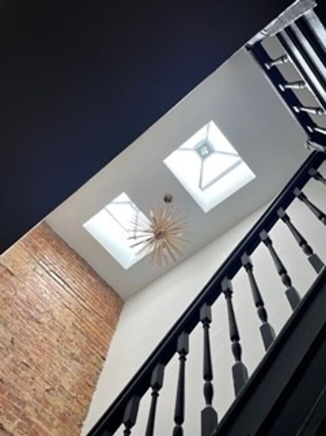 Foto del edificio - Three Bedroom - Three Story Reservoir Hill...