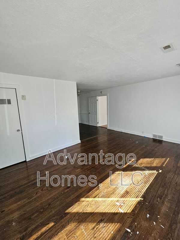 Building Photo - 11410 Palmer Ave