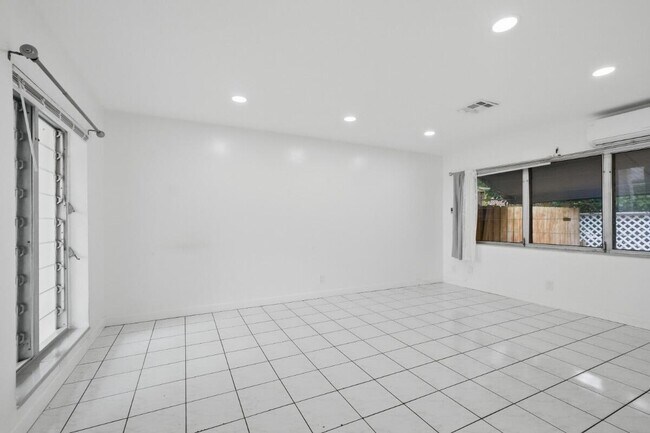 Foto del edificio - 1201 N Victoria Park Rd