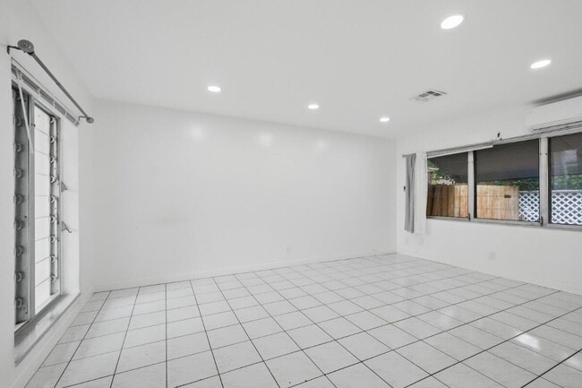 Building Photo - 1201 N Victoria Park Rd
