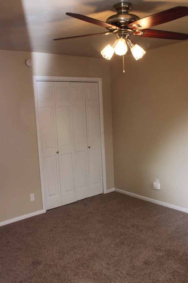 Foto del edificio - Available February. Large game room in back w/ electricity