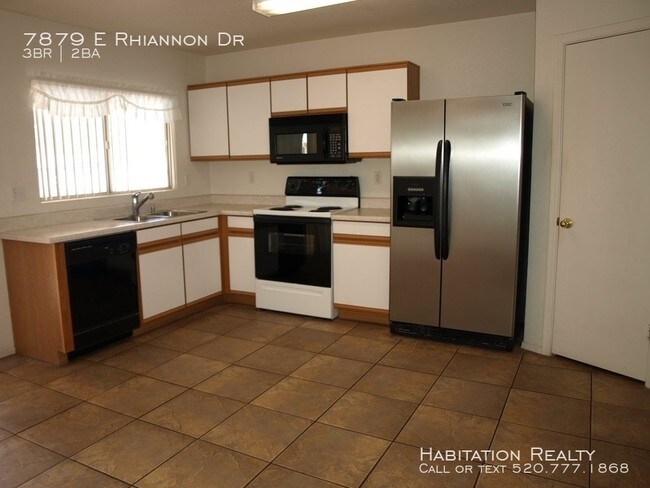 Foto del edificio - 3 Bedroom Home in Pantano Heights w/ Pool