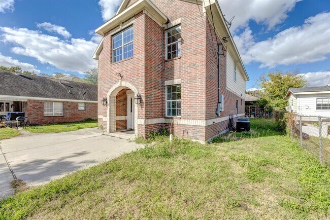 Building Photo - 14633 Renault St