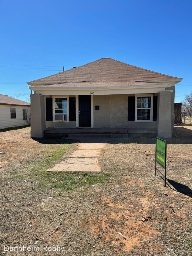 2 br, 1 bath House 365 E Panhandle Street House for Rent in Slaton