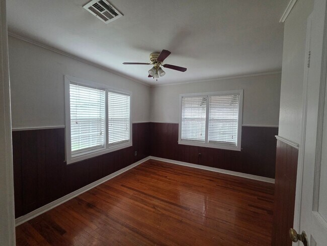 Foto del edificio - 2 Bedroom 1 Bath w/ Laundry