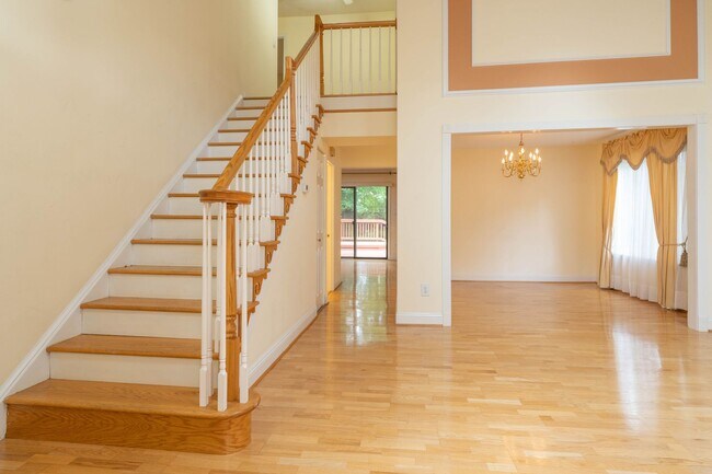 Building Photo - Beautiful 4 BR 2.5 BA home in Bonnie Brae ...