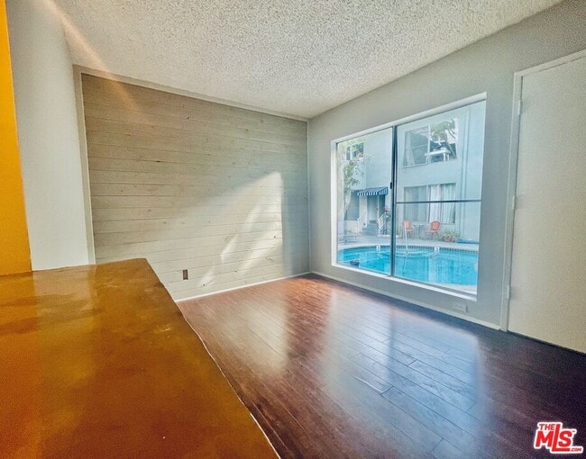 Building Photo - 941 N San Vicente Blvd