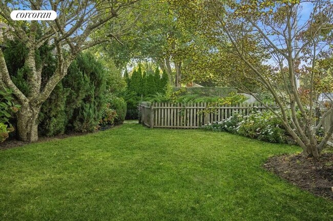 Foto del edificio - 62 Middle Pond Rd